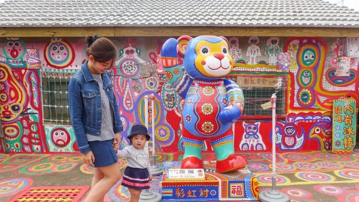 Rainbow Village is located near Ling Tung University.