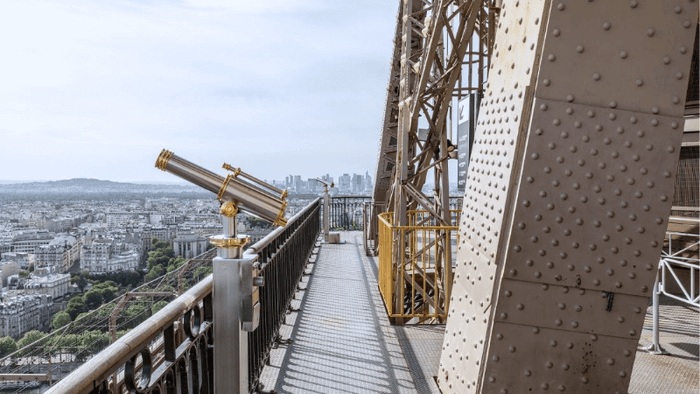 Image of the Eiffel Tower at the second level