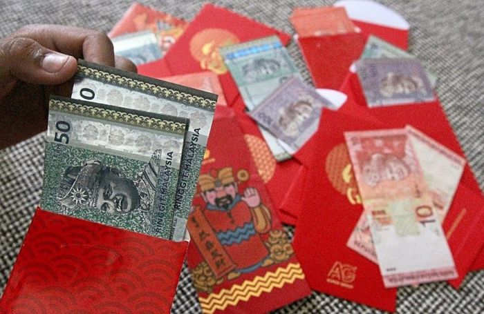 The custom of giving red envelopes during the Lunar New Year in Malaysia.