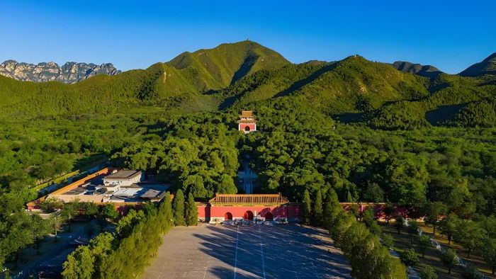The Thập Tam Lăng was built away from the capital due to considerations of space and feng shui.