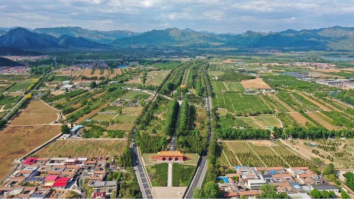 The complex of the Thập Tam Lăng lies at the base of the Thiên Thọ mountain.