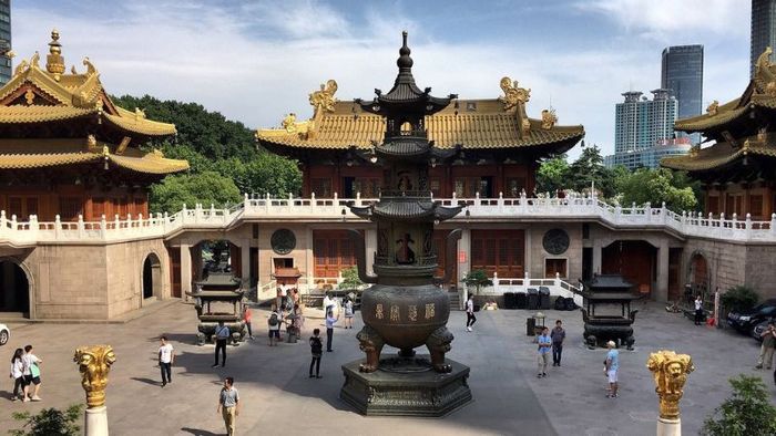 The Miếu Thành Hoàng Thượng Hải Temple covers an impressive area of 10,000m².