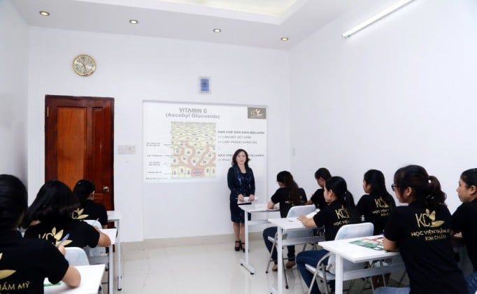 Van Lang Saigon College Image 2