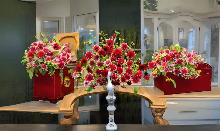 Hướng dẫn cắm hoa thược dược ngày Tết với bình con công