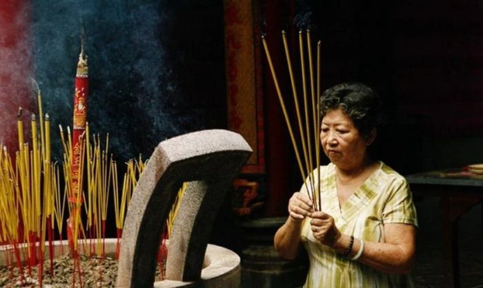 Hương cần được cắm thẳng đứng và không được để tắt