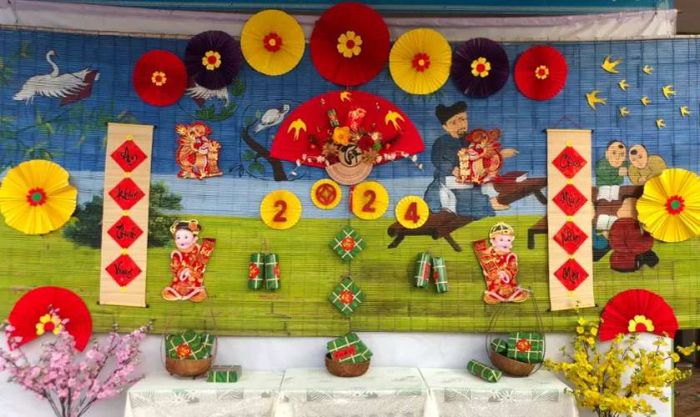 Trang trí Tết mầm non 2025 với quạt giấy