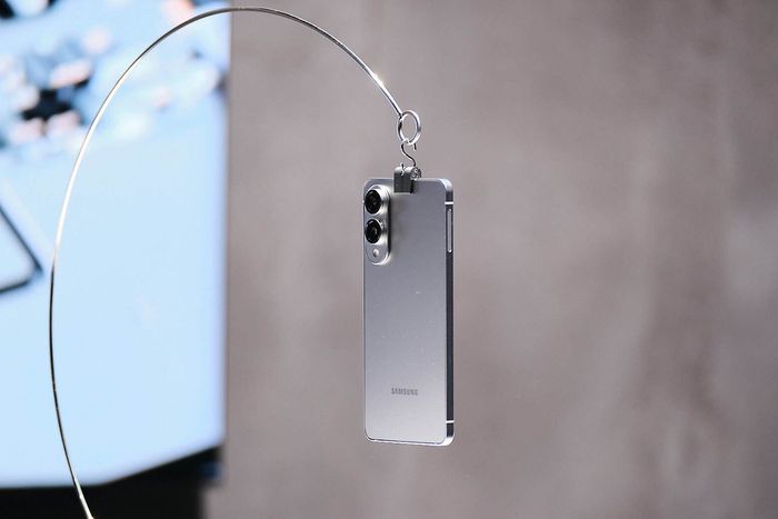 Galaxy S25 Edge được thiết kế với thân máy mỏng nhẹ, tạo cảm giác cầm nắm thoải mái và tinh tế.