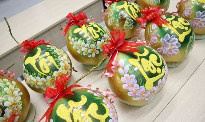 Dừa Tết phun sơn hình chữ Lộc