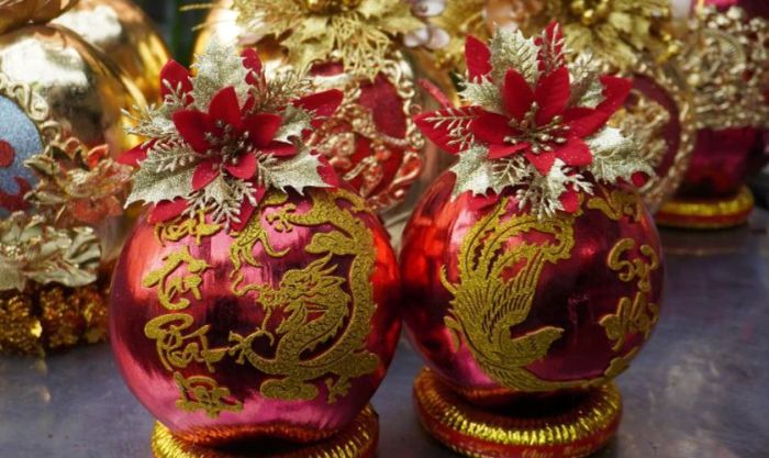 Trang trí dừa Tết với chữ nổi kim tuyến kèm hoa