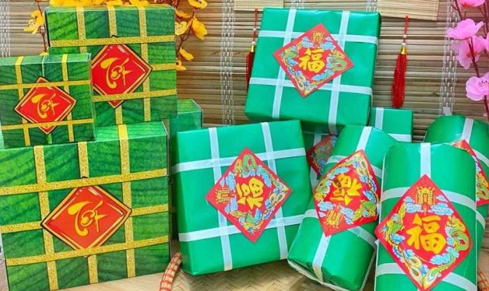 Trang trí gian hàng Tết bằng mô hình bánh chưng, bánh Tết