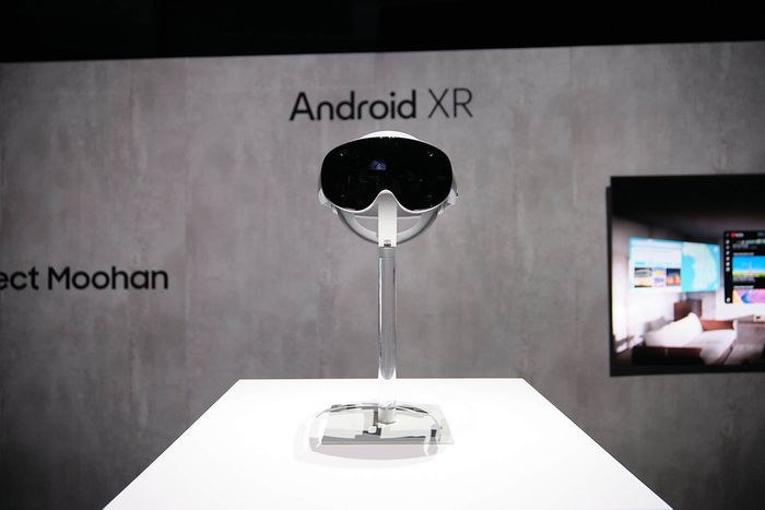 Thiết kế của nó có nhiều điểm tương đồng với Apple Vision Pro