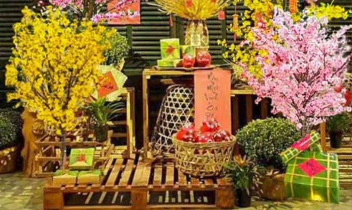 Trang trí gian hàng Tết bằng chậu mai, đào