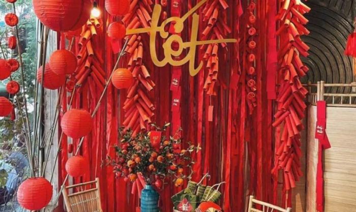 Trang trí sân khấu Tết với bánh chưng và chùm pháo