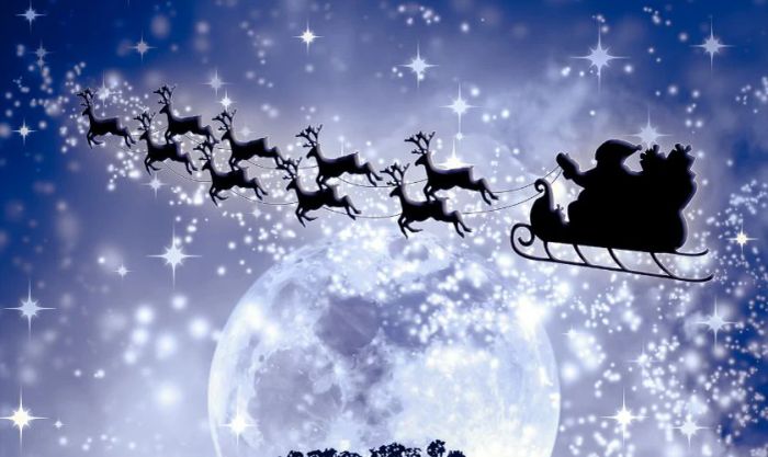 Hình ảnh ông già Noel và 9 chú tuần lộc di chuyển giữa màn tuyết trắng xóa trong đêm.