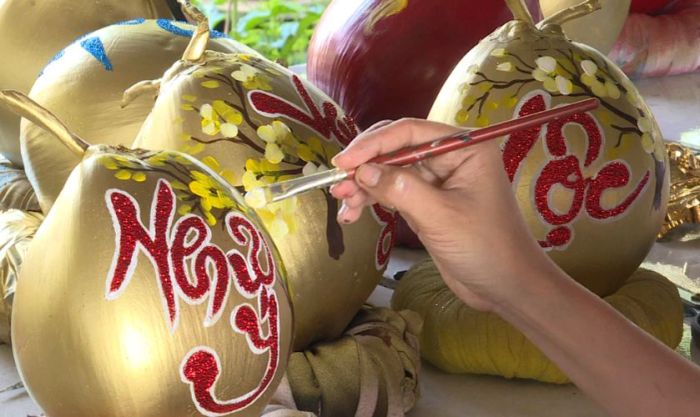 Trang trí dừa Tết kết hợp chữ nổi kim tuyến