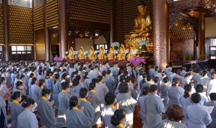Ăn mặc trang trọng, lịch sự khi đến chùa dâng hương đầu năm.