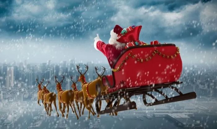 Ông già Noel và tuần lộc dưới những bông tuyết rơi trong đêm Giáng sinh