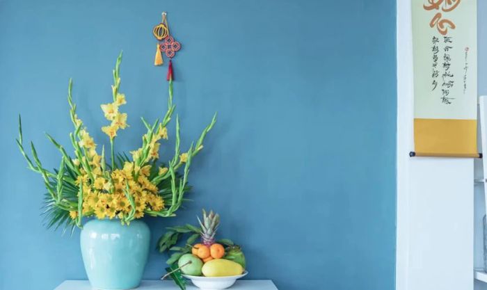 Cách cắm hoa cúc ngày Tết kết hợp với lay ơn và lá trầu bà