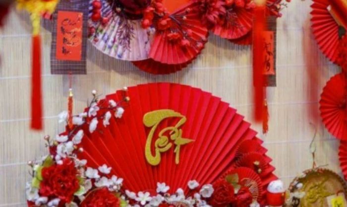 Trang trí gian hàng Tết bằng quạt giấy