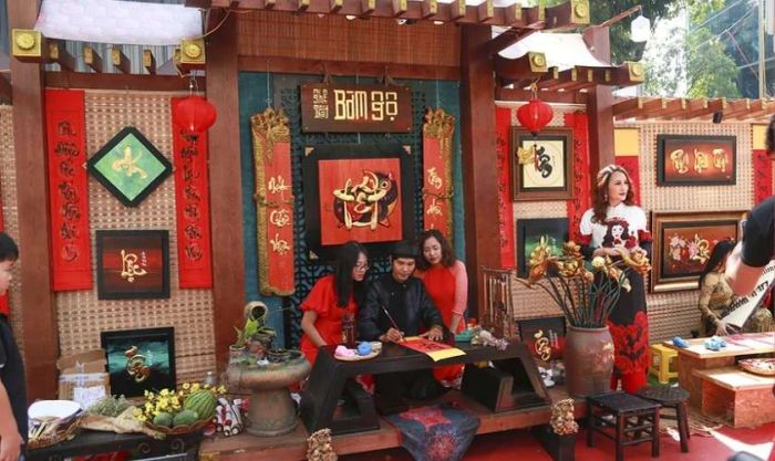 Trang trí gian hàng Tết bằng tiểu cảnh ông Đồ