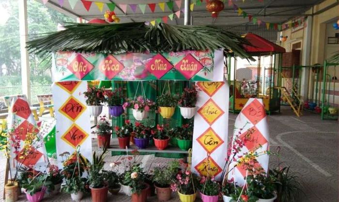 Trang trí gian hàng Tết bằng câu đối