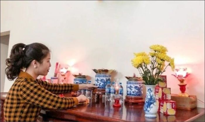 Lau dọn bàn thờ Thần Tài một cách cẩn thận và sạch sẽ