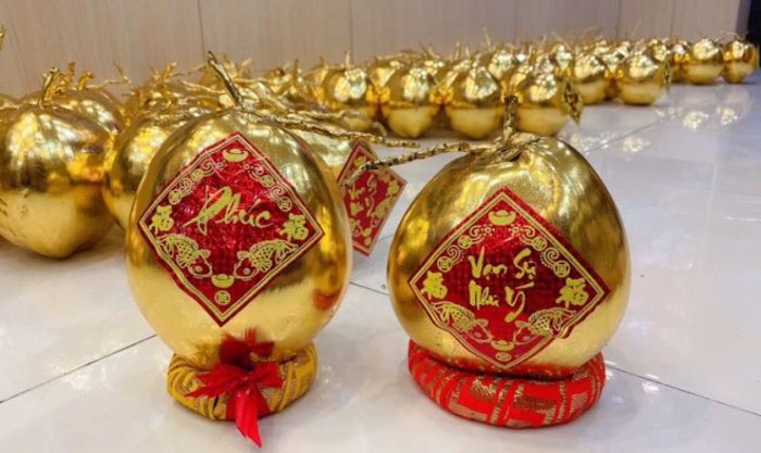 Trang trí dừa Tết dát vàng kết hợp giấy đỏ