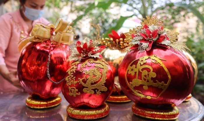 Trang trí dừa Tết với chữ Phúc - Lộc - Thọ màu đỏ