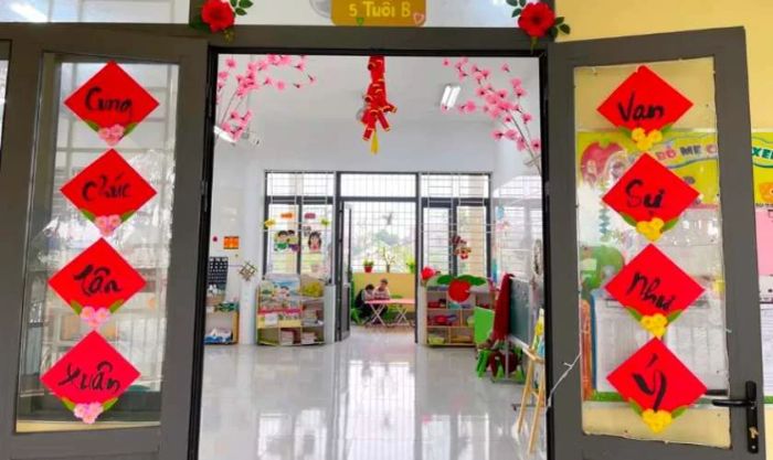 Cách trang trí cửa lớp mầm non ngày Tết