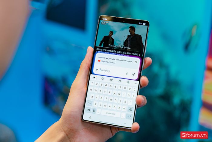 Galaxy S25 Ultra được thiết kế với các cạnh bo tròn, mang đến cảm giác mềm mại và dễ chịu hơn khi cầm nắm.
