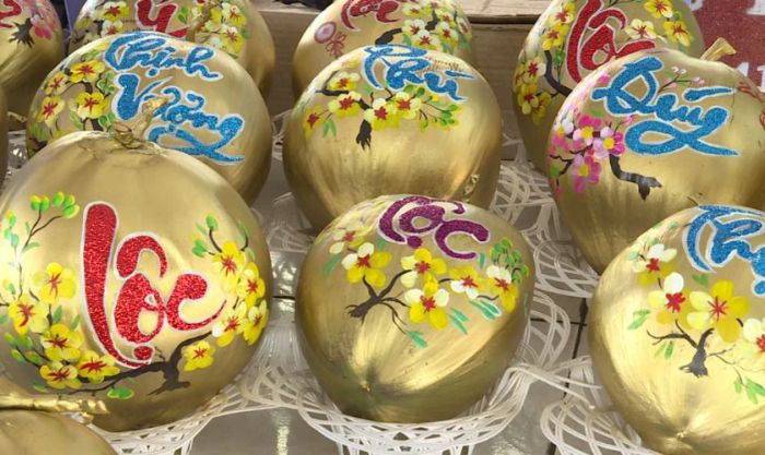 Trang trí dừa Tết với chữ Phúc - Lộc - Thọ ánh kim tuyến