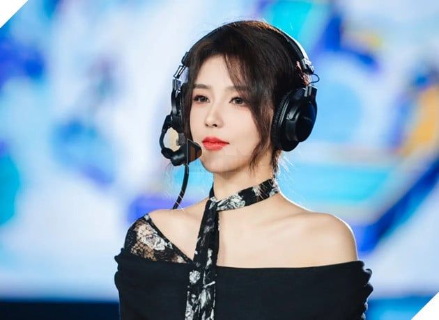 LMHT: Nữ MC nổi tiếng của LPL gây tranh cãi với hành động được cho là nhạy cảm trong buổi phát trực tiếp