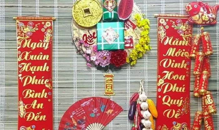 Trang trí gian hàng Tết bằng pháo đỏ