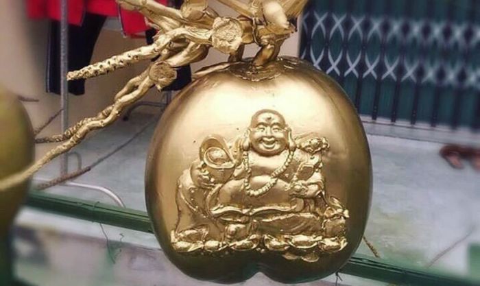 Trang trí dừa Tết dát vàng hình Phật Di Lặc