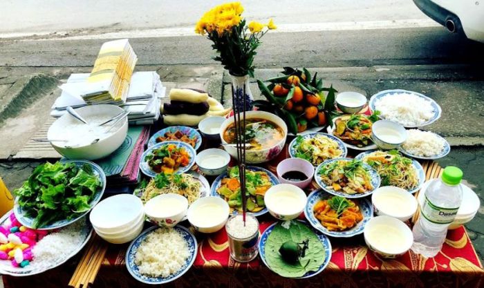 Mâm cúng ngày mùng 3 Tết được đặt ngoài sân