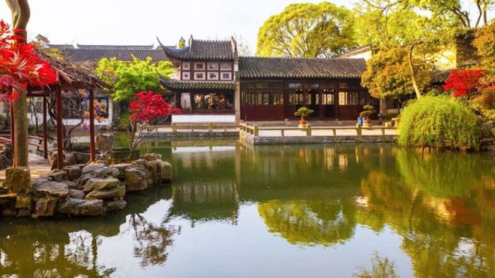 The romantic scenery at Crescent Moon Lake