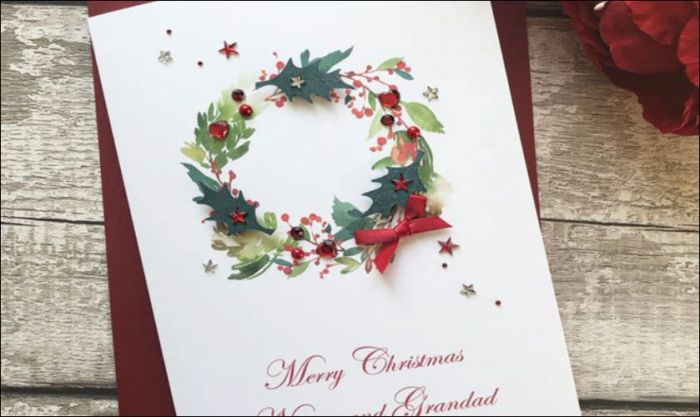 Mẫu thiệp Noel được điểm tô bằng hình ảnh vòng nguyệt quế