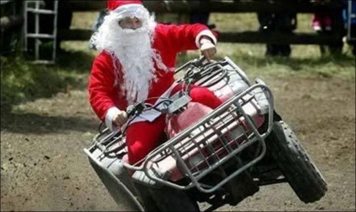 Ông già Noel lái xe phát quà