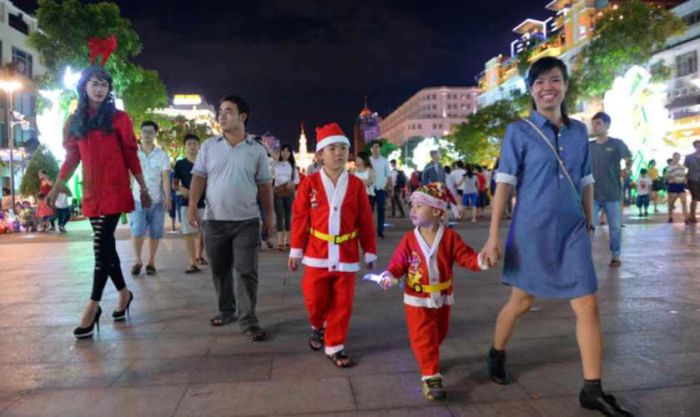 Phố đi bộ Nguyễn Huệ là một lựa chọn tuyệt vời để tận hưởng không khí Giáng sinh tại Sài Gòn với những chương trình âm nhạc hấp dẫn.