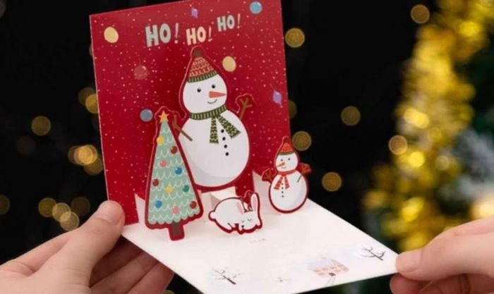 Việc trao tặng thiệp vào mùa Giáng sinh là một thói quen đáng yêu của nhiều người, mang theo những lời chúc ngọt ngào và đầy ý nghĩa.