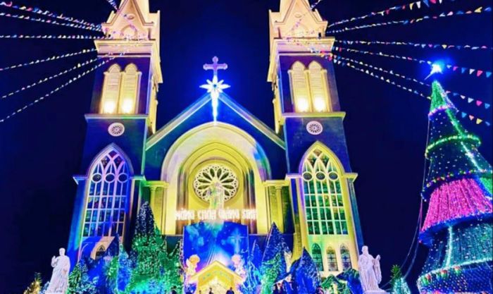 Nhà thờ Chánh tòa giáo phận Phú Cường rực rỡ trong đêm Giáng Sinh
