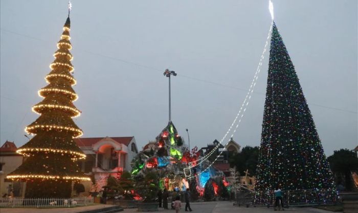 Nhà thờ giáo xứ Dĩ An - Địa điểm trang hoàng Noel đẹp không thể bỏ qua