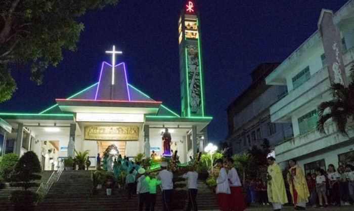 Nhà thờ Phước Vĩnh rực rỡ đèn đón mừng Chúa giáng thế
