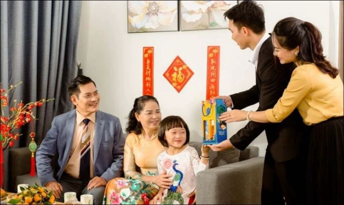 Chú ý đến độ tuổi để chọn quà và cách nói chuyện sao cho phù hợp