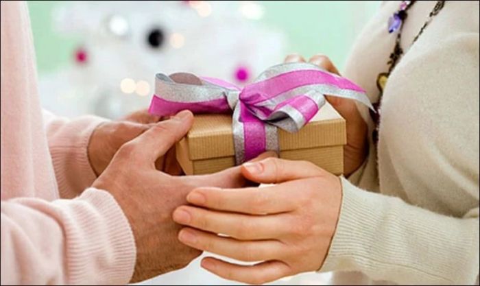 Bày tỏ tình cảm kèm quà tặng