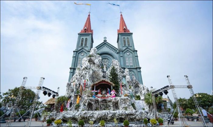 Nhà thờ Giáo xứ An Hải - Địa điểm rực rỡ ngày Giáng Sinh không thể bỏ qua