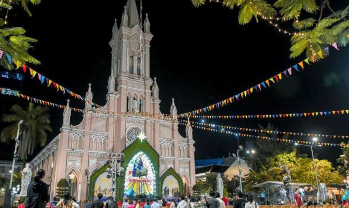 Giáo Xứ Chính Tòa Đà Nẵng - Địa điểm check-in Giáng Sinh đẹp nhất tại Đà Nẵng