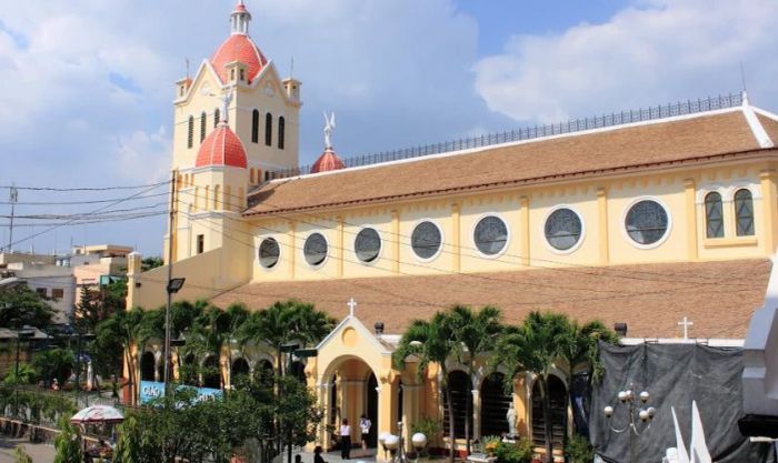 Nhà thờ Giáo xứ Xóm Chiếu - Địa điểm lý tưởng để đón Giáng Sinh năm nay