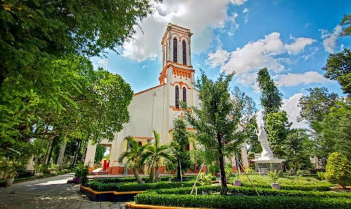 Nhà thờ Lái Thiêu - Địa điểm check-in Giáng Sinh được giới trẻ yêu thích