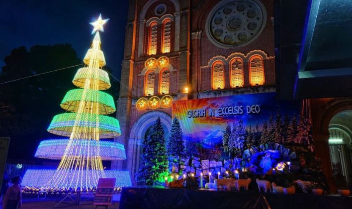 Nhà thờ Đức Bà - Một trong những nhà thờ trang trí Noel đẹp nhất tại Sài Gòn